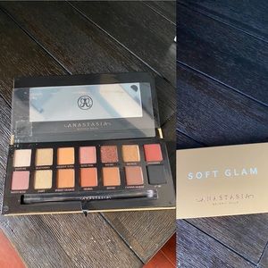 NWT: Anastasia Beverly Hills SOFT GLAM palette 🌟